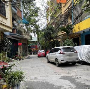 HOÀNG QUỐC VIỆT – LÔ GÓC – Ô TÔ ĐỖ CỬA- VỪA Ở VỪA LÀM VĂN PHÒNG CHO THUÊ.